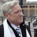 Joe Longthorne outside Buckingham Palace